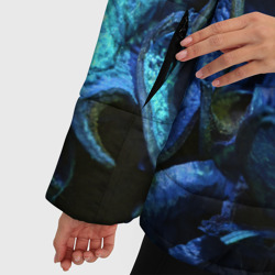Куртка с принтом Старые сухие листья синие для женщины, вид на модели спереди №4. Цвет основы: черный