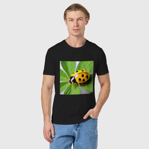 Мужская футболка хлопок с принтом Желтая божья коровка на листике клевера, фото на моделе #1