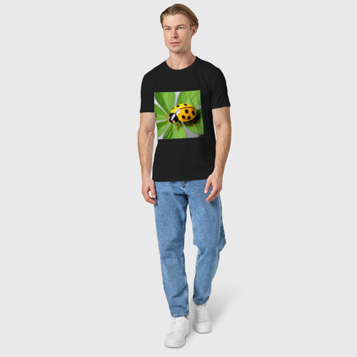 Мужская футболка хлопок с принтом Желтая божья коровка на листике клевера, вид сбоку #3