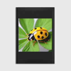 Ежедневник Желтая божья коровка на листике клевера