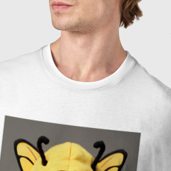 Футболка с принтом Котик в костюме пчелы для мужчины, вид на модели спереди №4. Цвет основы: белый