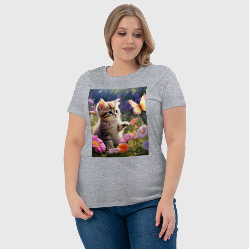 Женская футболка хлопок Котенок ловит бабочку, цвет меланж - фото 6