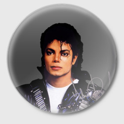 Значок Майкл Джексон с автографом на сером фоне
