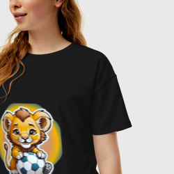 Женская футболка хлопок Oversize Львенок и футбольный мяч - фото 2