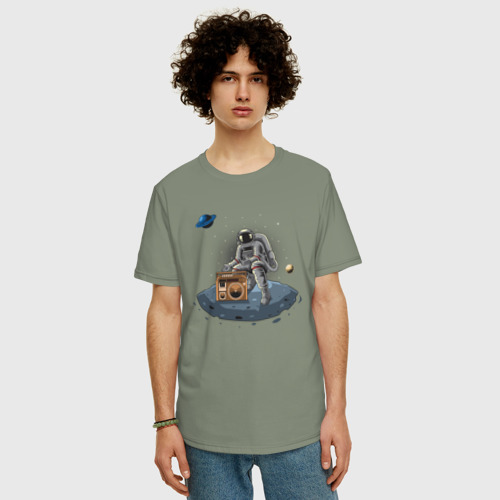 Мужская футболка хлопок Oversize с принтом Космонавт и ретро магнитофон, фото на моделе #1