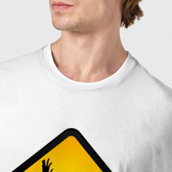 Футболка с принтом Знаки опасности- совы для мужчины, вид на модели спереди №4. Цвет основы: белый