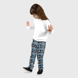 Брюки с принтом Синяя плетёная броня киберпанк для ребенка, вид на модели спереди №2. Цвет основы: черный