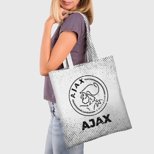 Шоппер 3D с принтом Ajax с потертостями на светлом фоне, фото на моделе #1