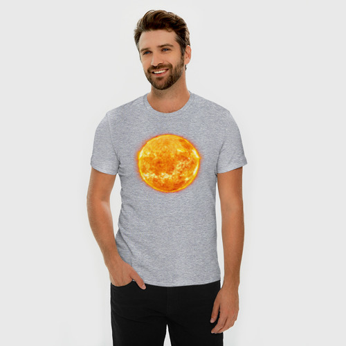 Мужская футболка хлопок Slim с принтом Яркое огненное солнце, фото на моделе #1