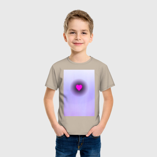 Детская футболка хлопок Розовое неоновое сердце на лавандовом фоне, цвет миндальный - фото 3