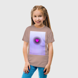 Детская футболка хлопок Розовое неоновое сердце на лавандовом фоне - фото 2