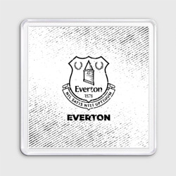 Магнит 55*55 Everton с потертостями на светлом фоне