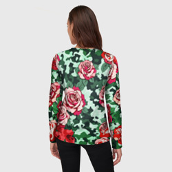 Лонгслив с принтом Красные розы на зеленом камуфляже для женщины, вид на модели сзади №2. Цвет основы: белый