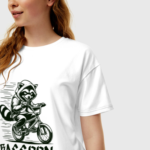 Женская футболка хлопок Oversize с принтом Енот воришка на велосипеде, фото на моделе #1