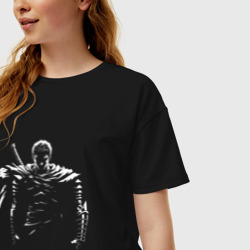 Женская футболка хлопок Oversize Силуэт Гатса в тени - фото 2