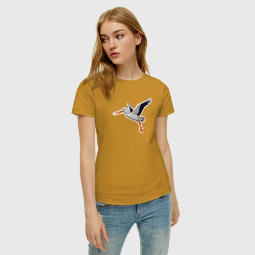 Женская футболка хлопок Летящий черно белый аист, цвет горчичный - фото 3
