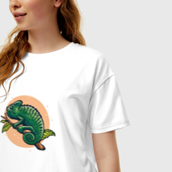 Женская футболка хлопок Oversize Зеленый хамелеон на ветке - фото 2
