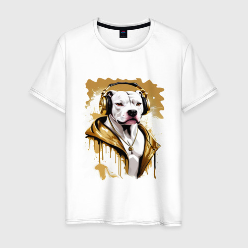 Мужская футболка из хлопка с принтом Белая собака репер в наушниках с золотой цепью, вид спереди №1