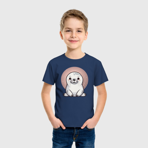 Детская футболка хлопок с принтом Милый тюлень на фоне кругов, фото на моделе #1