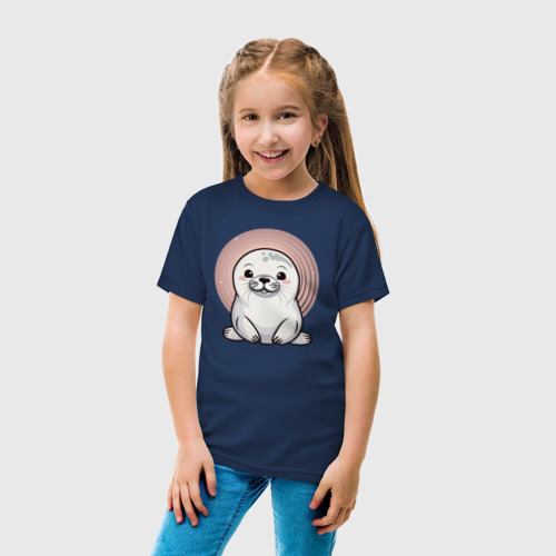 Детская футболка хлопок с принтом Милый тюлень на фоне кругов, вид сбоку #3