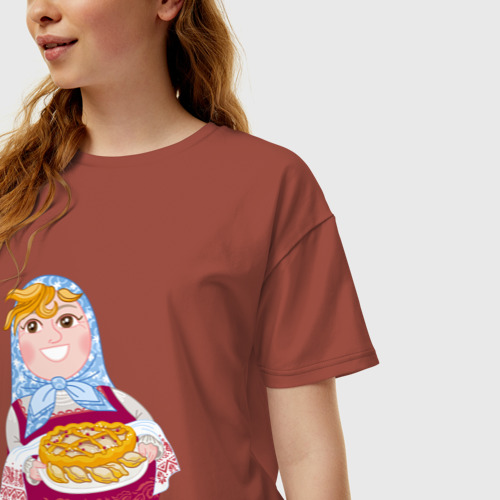 Женская футболка хлопок Oversize с принтом Матрешка хозяйка в русском стиле с пирогом, фото на моделе #1