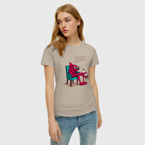 Женская футболка хлопок Рыба на кресле в стиле поп-арт, цвет миндальный - фото 3