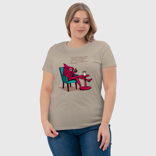 Женская футболка хлопок Рыба на кресле в стиле поп-арт, цвет миндальный - фото 6