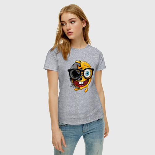 Женская футболка хлопок с принтом Весёлый смайл в очках, фото на моделе #1