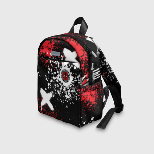 Детский рюкзак 3D с принтом Мерседес на фоне граффити и брызг красок, вид сбоку #3