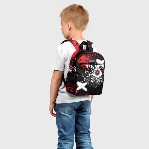 Детский рюкзак 3D с принтом Мерседес на фоне граффити и брызг красок, фото на моделе #1