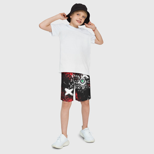 Детские спортивные шорты 3D с принтом Шкода на фоне граффити и брызг красок, фото на моделе #1