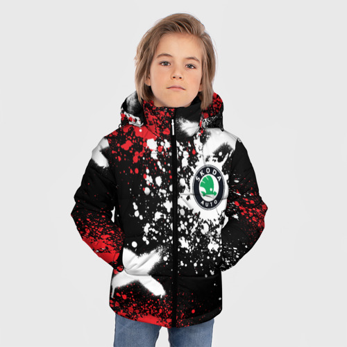 Зимняя куртка для мальчиков 3D с принтом Шкода на фоне граффити и брызг красок, фото на моделе #1