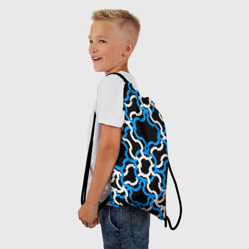 Рюкзак-мешок 3D Сине-белые полосы на чёрном фоне - фото 3