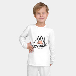 Пижама с принтом Приключения в горах ждут для ребенка, вид на модели спереди №2. Цвет основы: белый