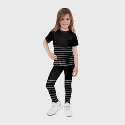Леггинсы с принтом Чёрный в белую тонкую полоску для ребенка, вид на модели спереди №4. Цвет основы: белый