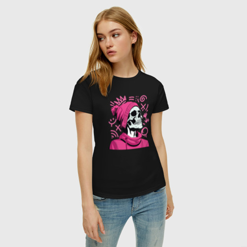 Женская футболка хлопок Скелет в розовой шапке, цвет черный - фото 3