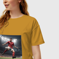 Женская футболка хлопок Oversize Футболист пинающий мяч - фото 2