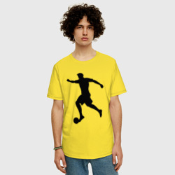 Мужская футболка хлопок Oversize Черный силуэт футболиста с мячом - фото 2