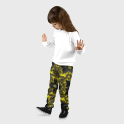 Брюки с принтом Геометрические фракталы для ребенка, вид на модели спереди №2. Цвет основы: черный