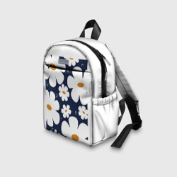 Рюкзак с принтом Белый цветочный принт на синем фоне для ребенка, вид на модели спереди №3. Цвет основы: белый