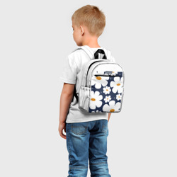 Рюкзак с принтом Белый цветочный принт на синем фоне для ребенка, вид на модели спереди №2. Цвет основы: белый
