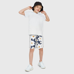 Детские спортивные шорты 3D Белый цветочный принт на синем фоне - фото 2