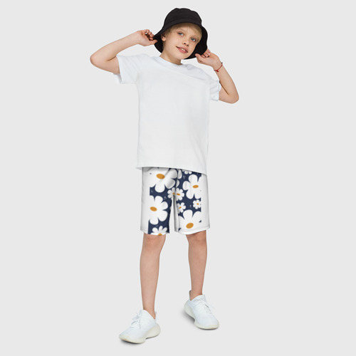 Детские спортивные шорты 3D с принтом Белый цветочный принт на синем фоне, фото на моделе #1