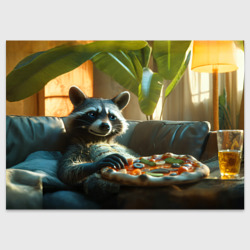 Енот ест пиццу на диване – Поздравительная открытка с принтом купить