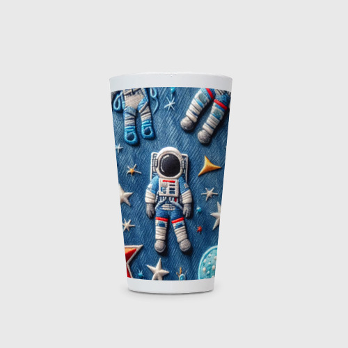 Кружка Латте с принтом Космонавт - вышивка по джинсе нейросеть, фото на моделе #1