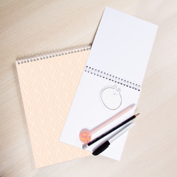 Скетчбук с принтом Полосы узоры светло-бежевый для любого человека, вид спереди №2. Цвет основы: белый
