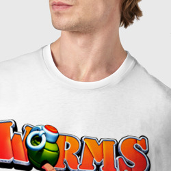 Футболка с принтом Worms uzi для мужчины, вид на модели спереди №4. Цвет основы: белый