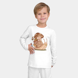 Пижама с принтом Грибочек путешествует на улитке для ребенка, вид на модели спереди №2. Цвет основы: белый