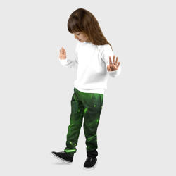 Брюки с принтом Зеленая  кислотная яркая неоновая абстракция для ребенка, вид на модели спереди №2. Цвет основы: черный