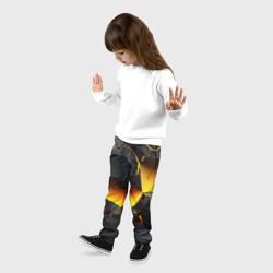 Брюки с принтом Разлом черных плит и оранжевая лава для ребенка, вид на модели спереди №2. Цвет основы: черный